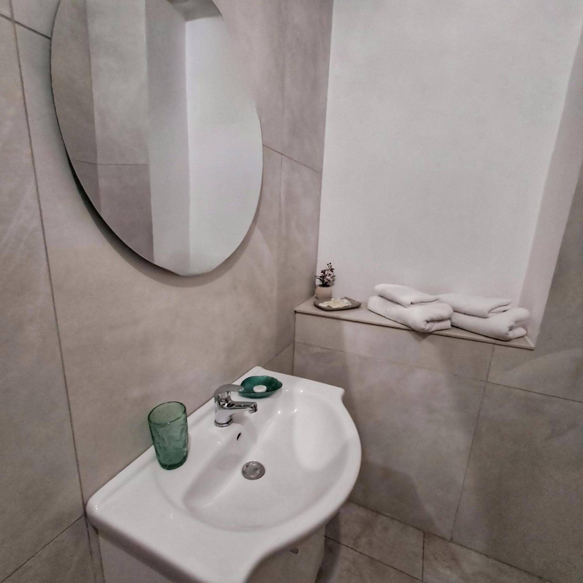 Vily Luxury Rooms Focşani Exteriör bild
