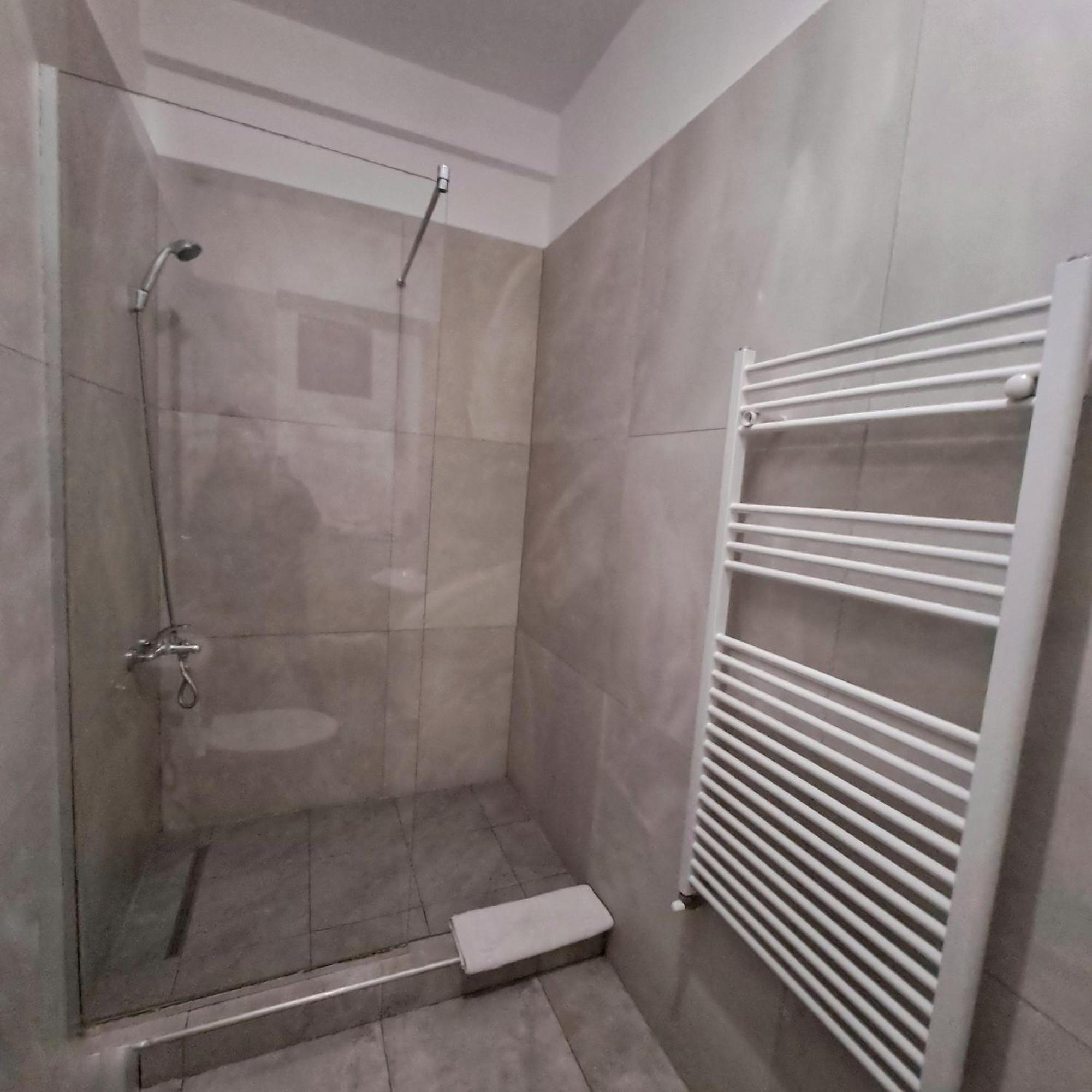 Vily Luxury Rooms Focşani Exteriör bild